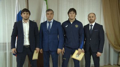 Глава правительства Ингушетии наградил борца Ислама Опиева и его тренера Руслана Белхороева